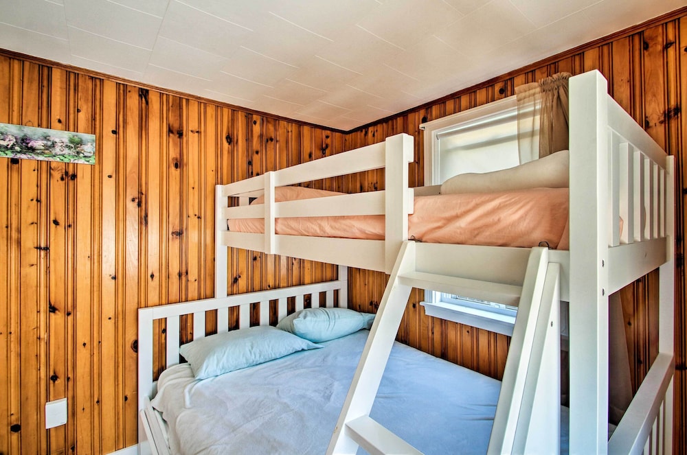 Cozy Hampton Cottage - Walk to Beaches & Marina!