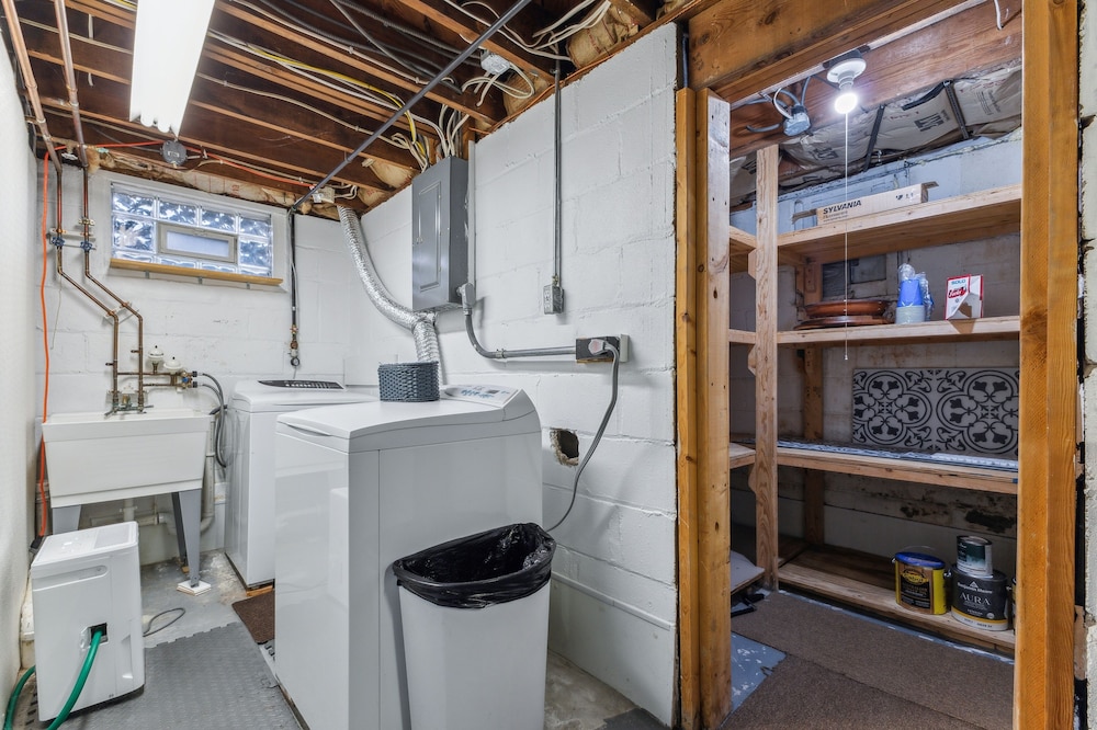 Charming Ann Arbor Retreat Near Dt & Attractions 3 Bedroom Home