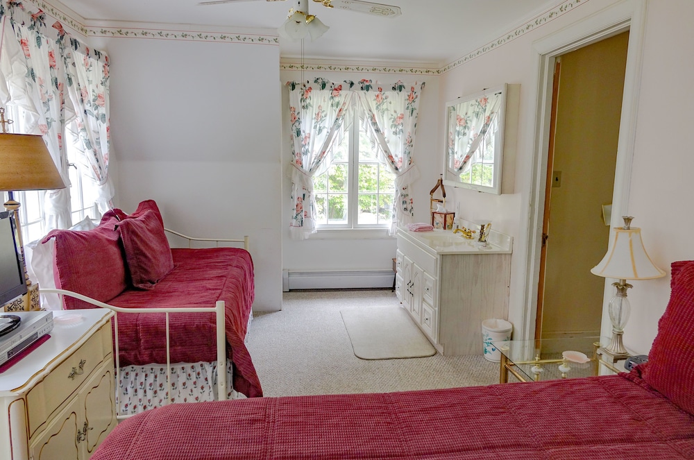 Maple Springs Lake Side Inn