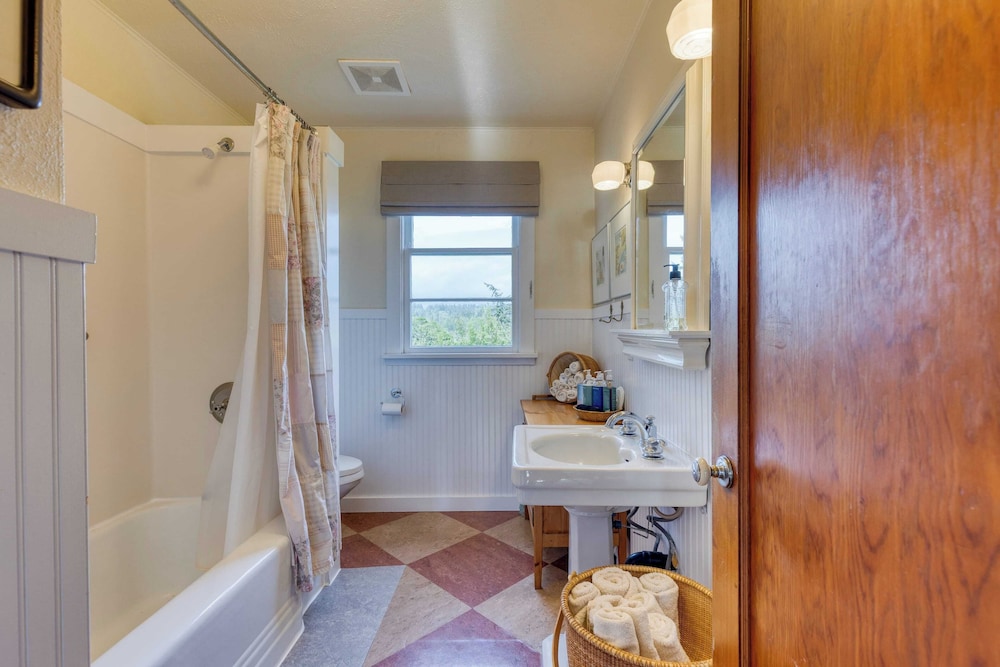 Maxwelton Aerie Bluffside Retreat w/ Sweeping Puget Sound Views + Firepit