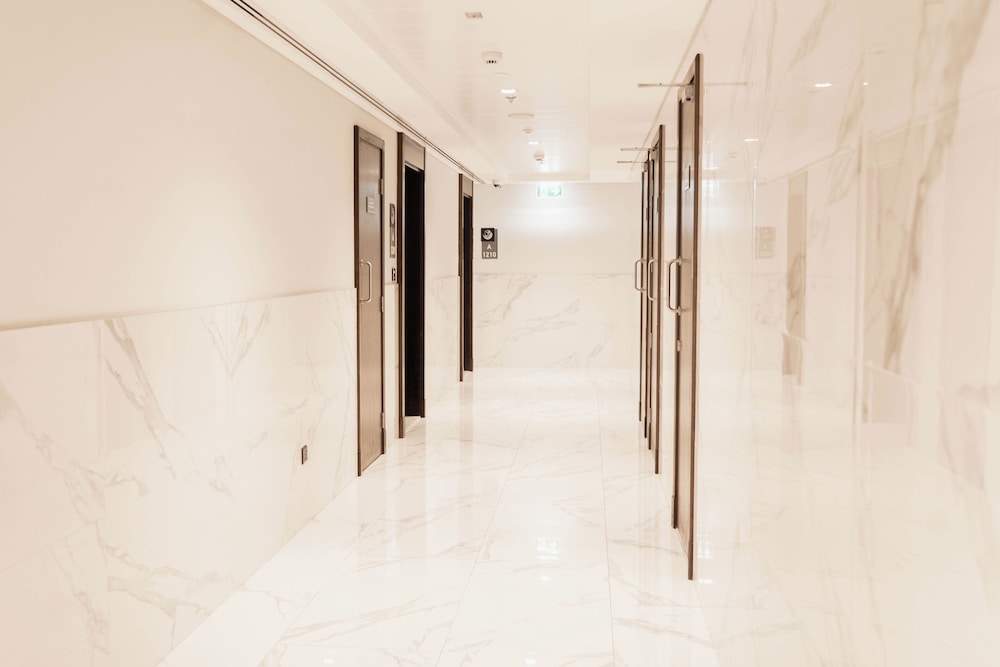 Luxury Studio Rooftop Pool & Gym Access