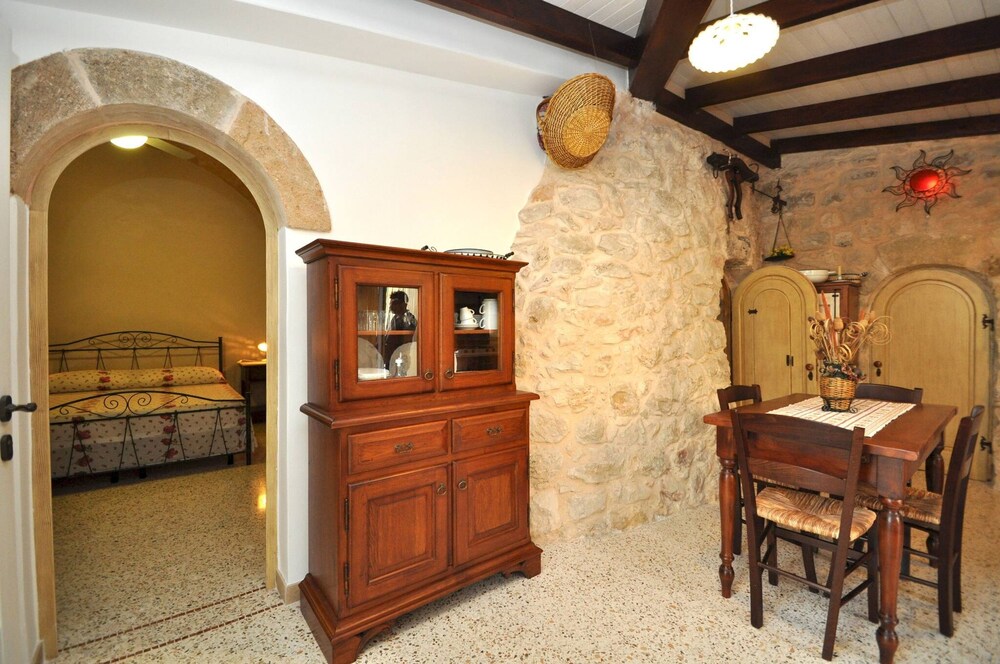 Trullo dei Beneficati a Pochi Metri dal Mare