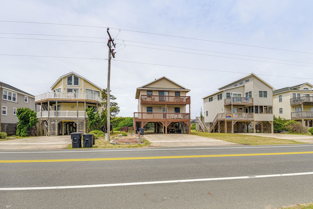 Walk to Beach + Restaurants: Outer Banks Retreat