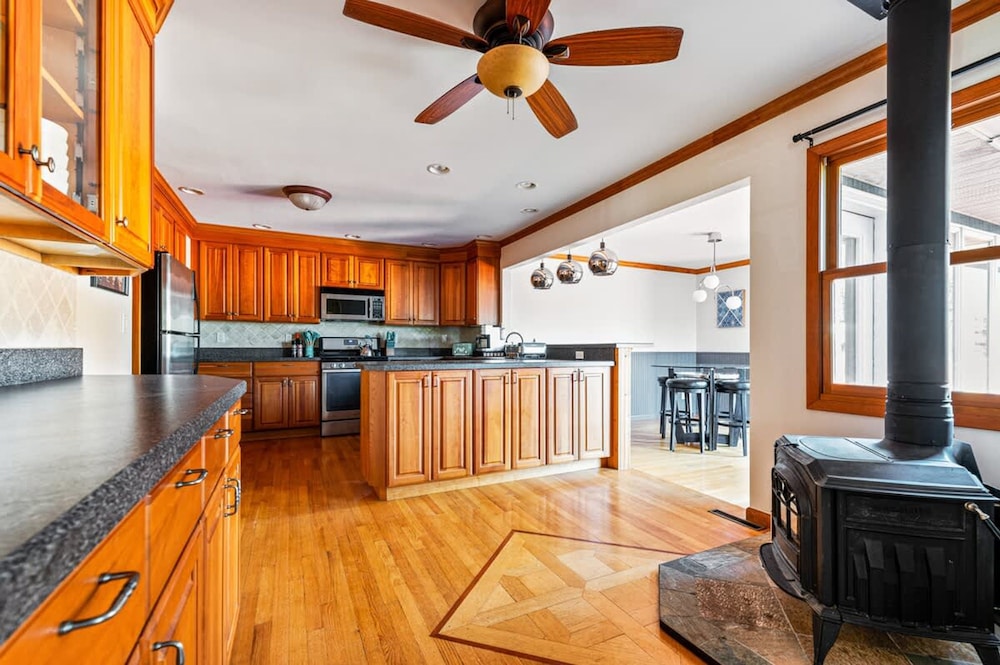 HV Spacious Retreat Sleeps 13 w Hot Tub
