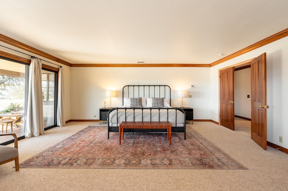 Cathedral by Avantstay Charming Secluded Estate w Sauna Pool Table Views of the Rolling Hills