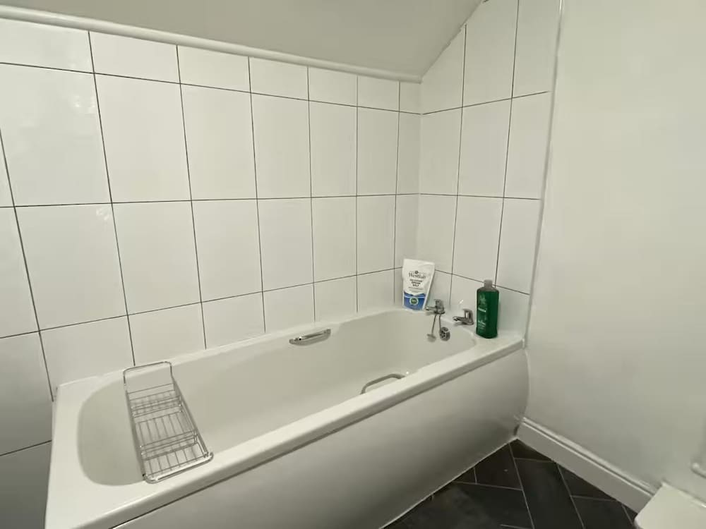 Cosy 2 Bed House - Sleeps 3, Parking & Garden