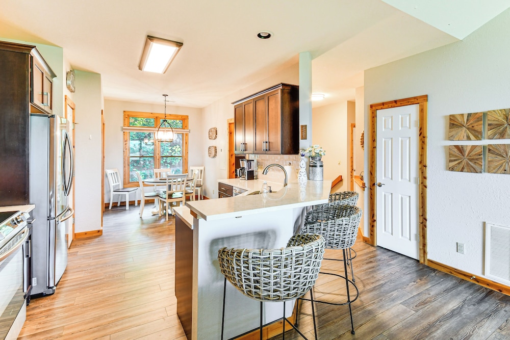 Condo w/ Private Balcony 6 Mi to Pisgah NF!
