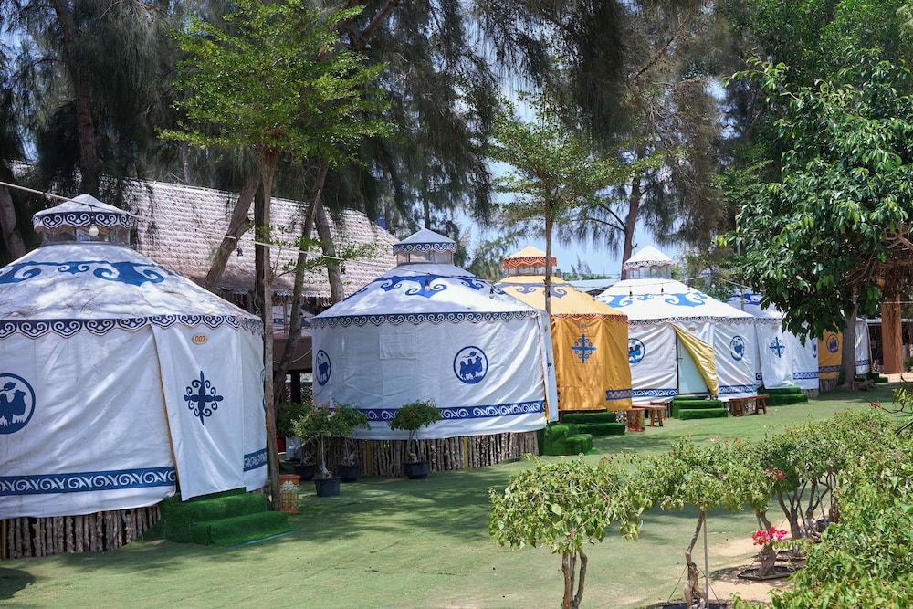 Bau Trang U&ME Glamping Resort
