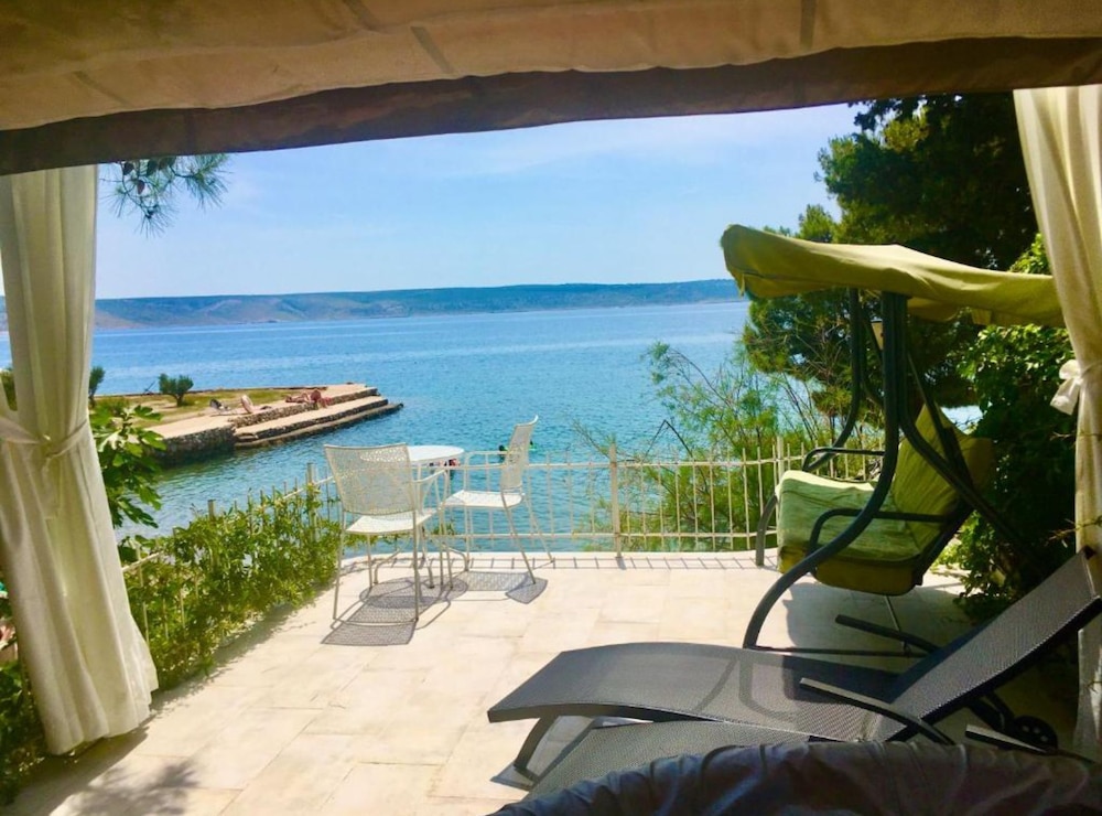 Beach House - 2m From Beach