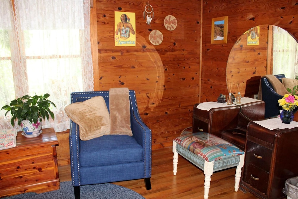 Henson Cove Place B&B with Cabin
