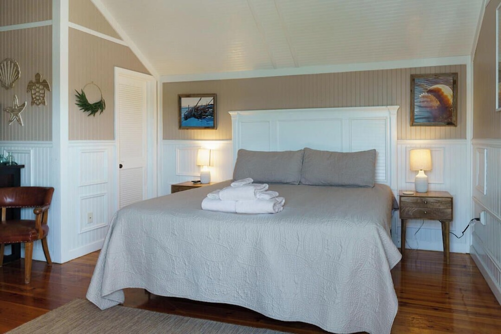 Charming 3-bed, 2-bath Home With Wonderful Views of the Golf Course
