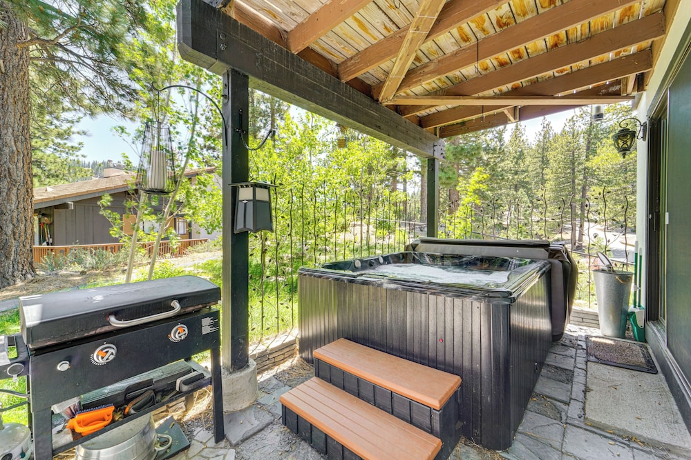 Walk to Diamond Peak: Luxe Chalet w/ Mtn-view Deck