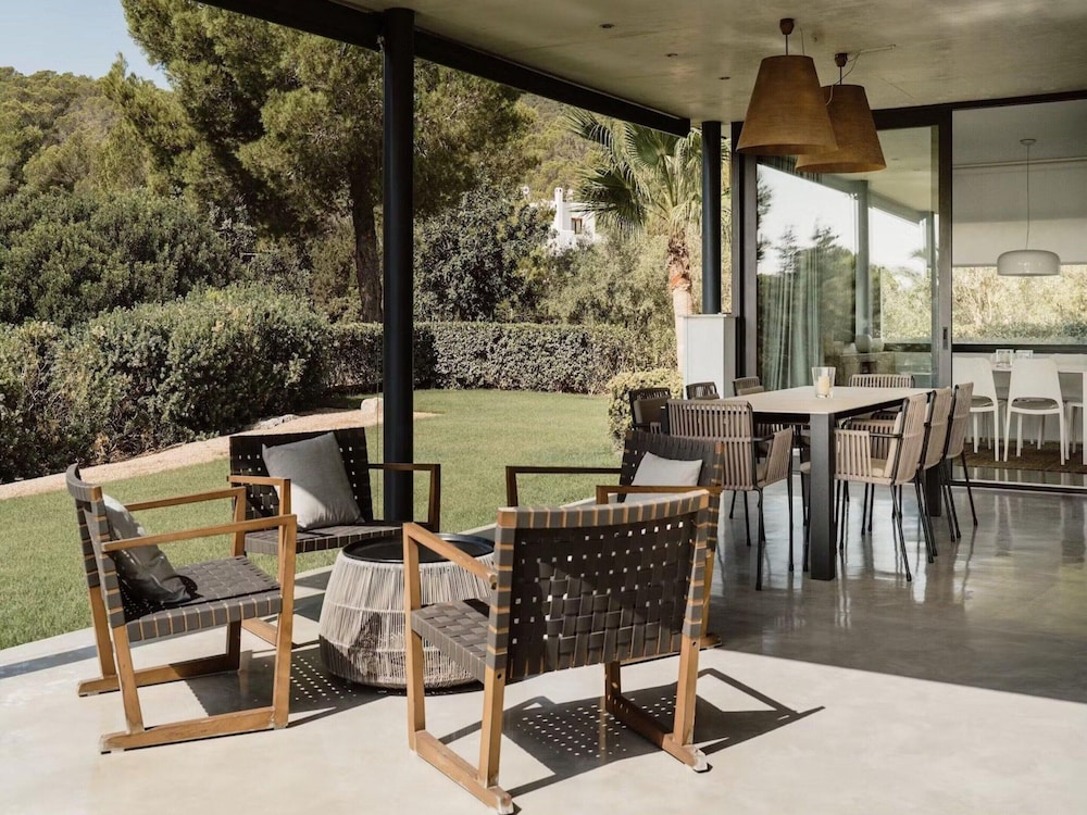 Modern Villa With Minimalistic Decor