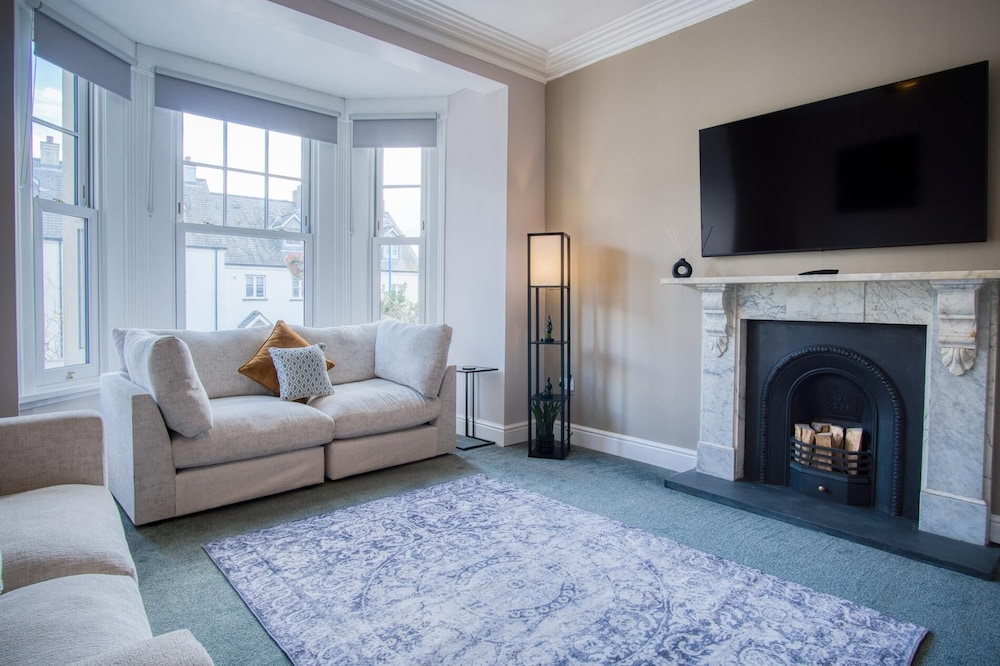 The Lanterns - 9 Bedroom - Sleeps 17 - Saundersfoot Village Centre