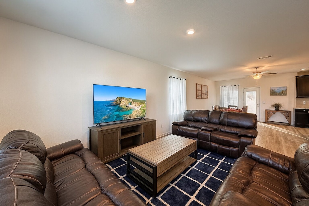 Modern 4BR New Home w Luxury Touches