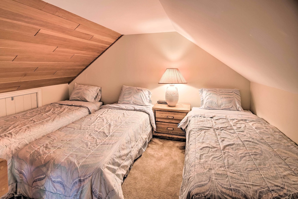 Charming Jackson Mountain Retreat on Golf Course! view 5