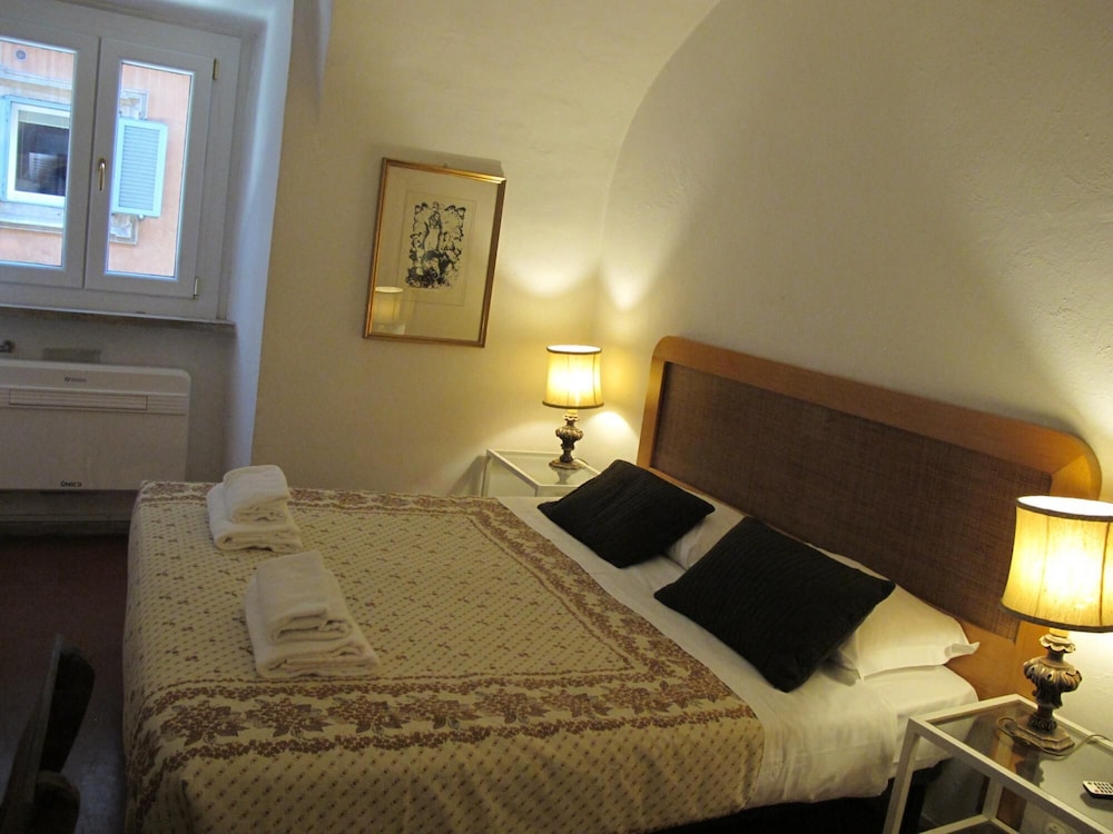 Aurora in Pantheon Apartment