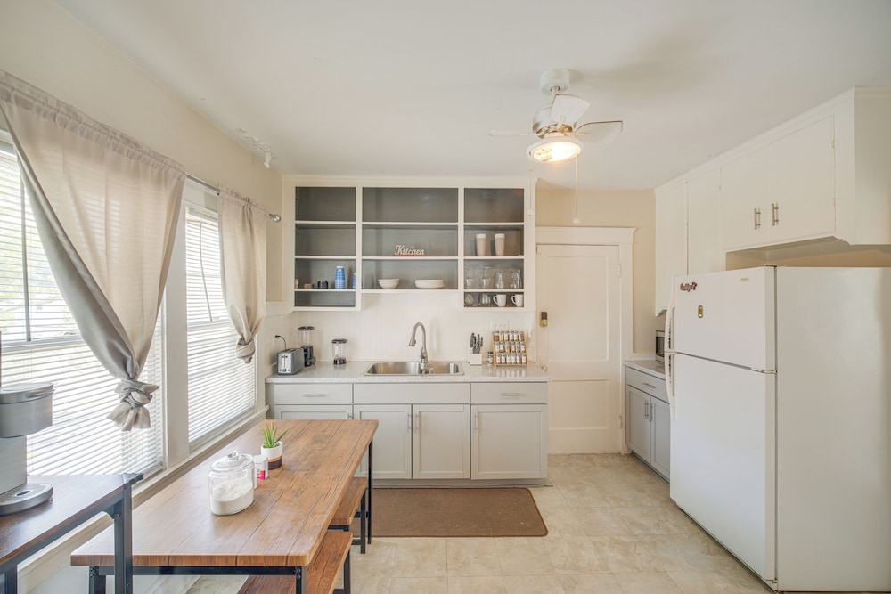 2 Mi to Zoo: Charming Apt w/ Balcony in Cleveland