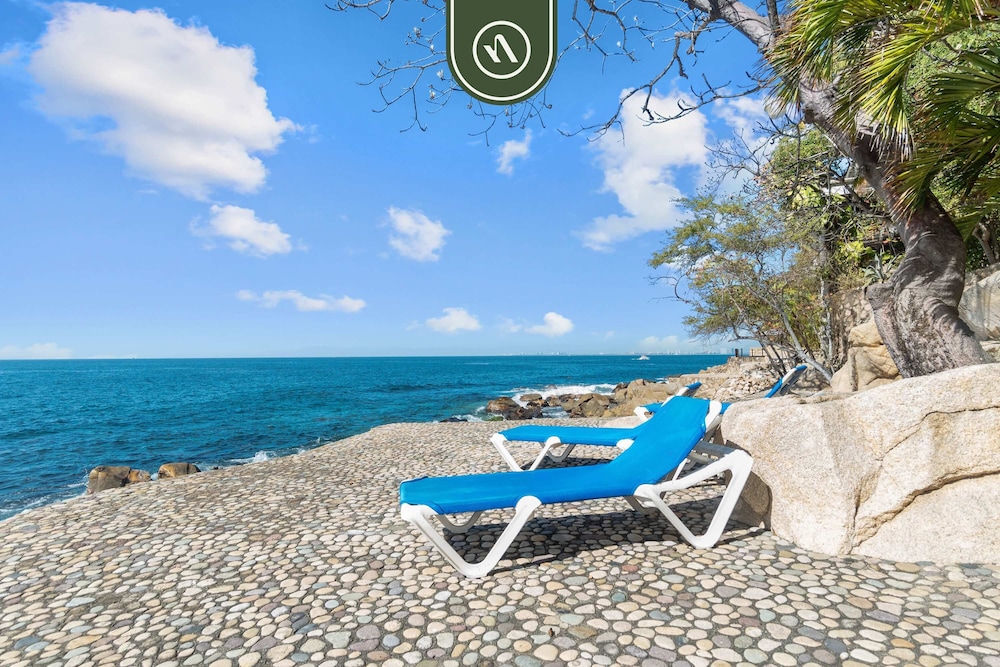 Oceanfront 2 BR Condo With Spectacular View - Pool