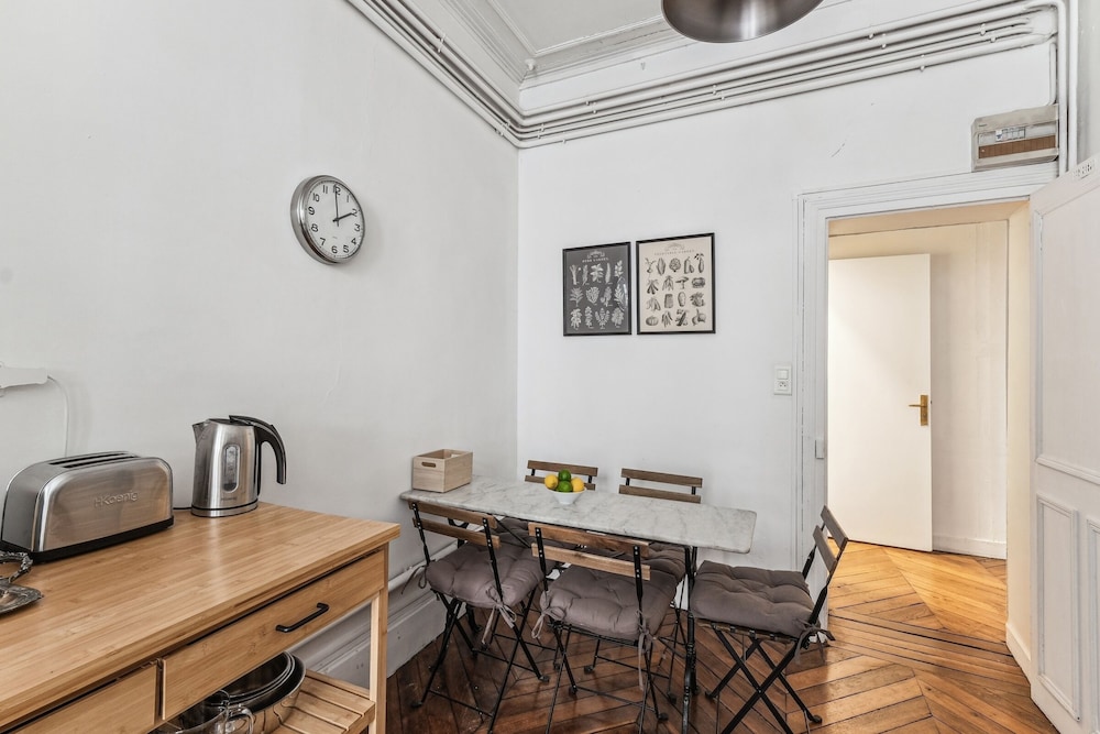 4BR Stylish Stay in the Heart of Marais