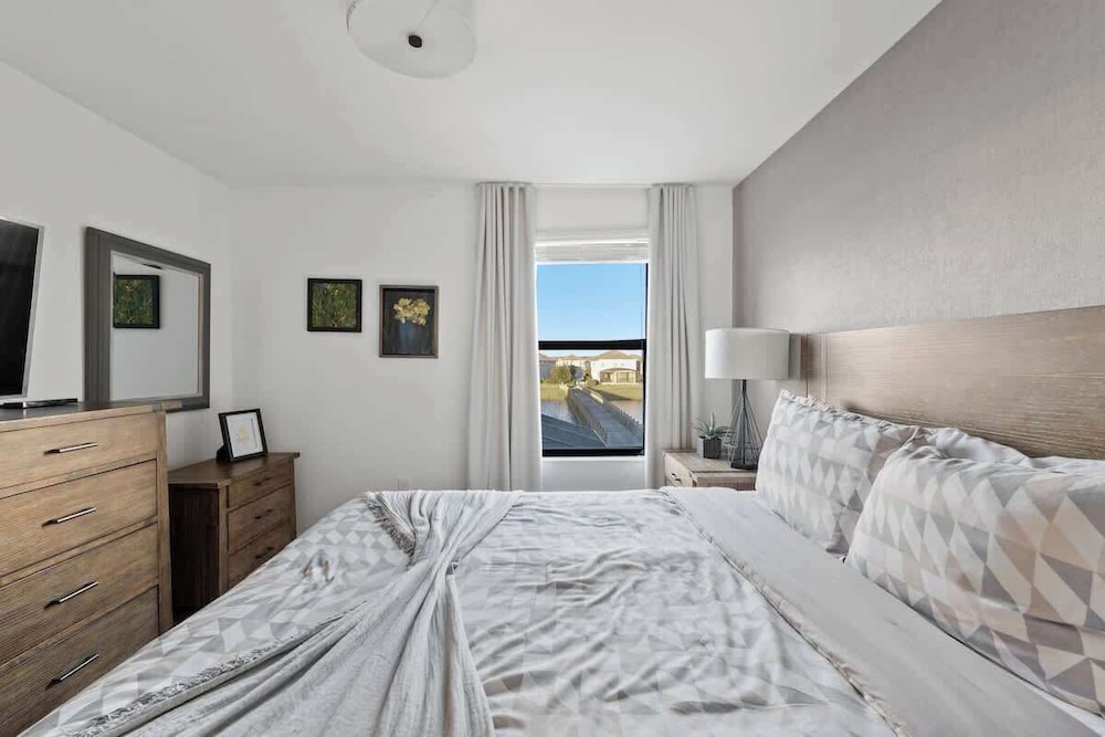 Luxury Decor 6BR at Storey Lake Sleeps 16