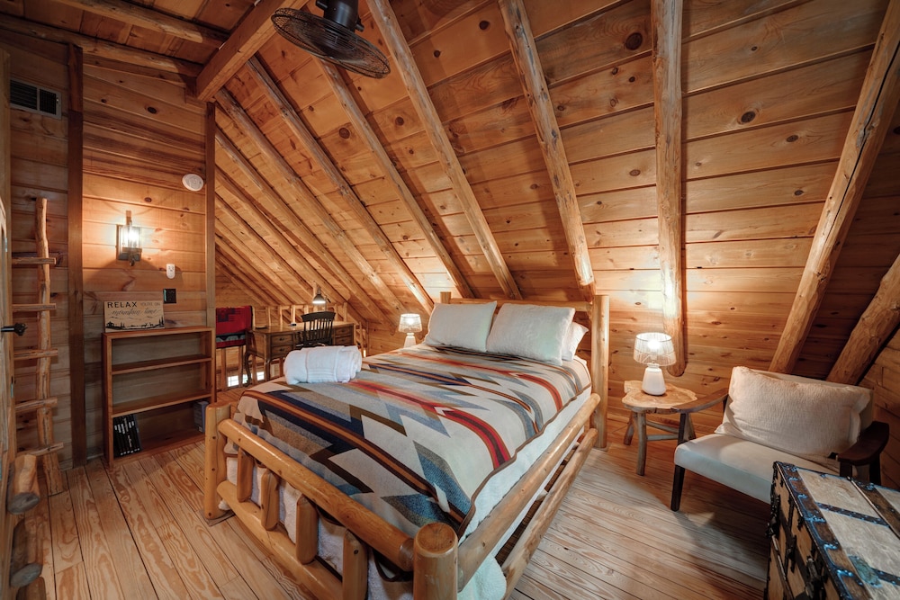 The Guest House Historic Cabin in Big Canoe