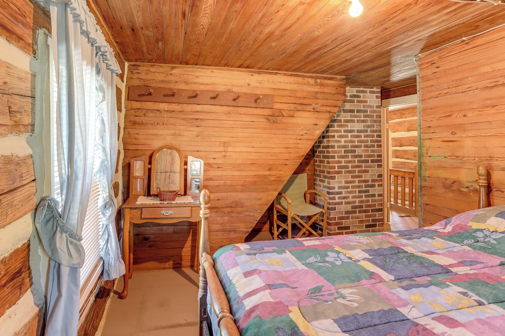 5 Mi to State Parks: Penfield Cabin w/ Fire Pit!