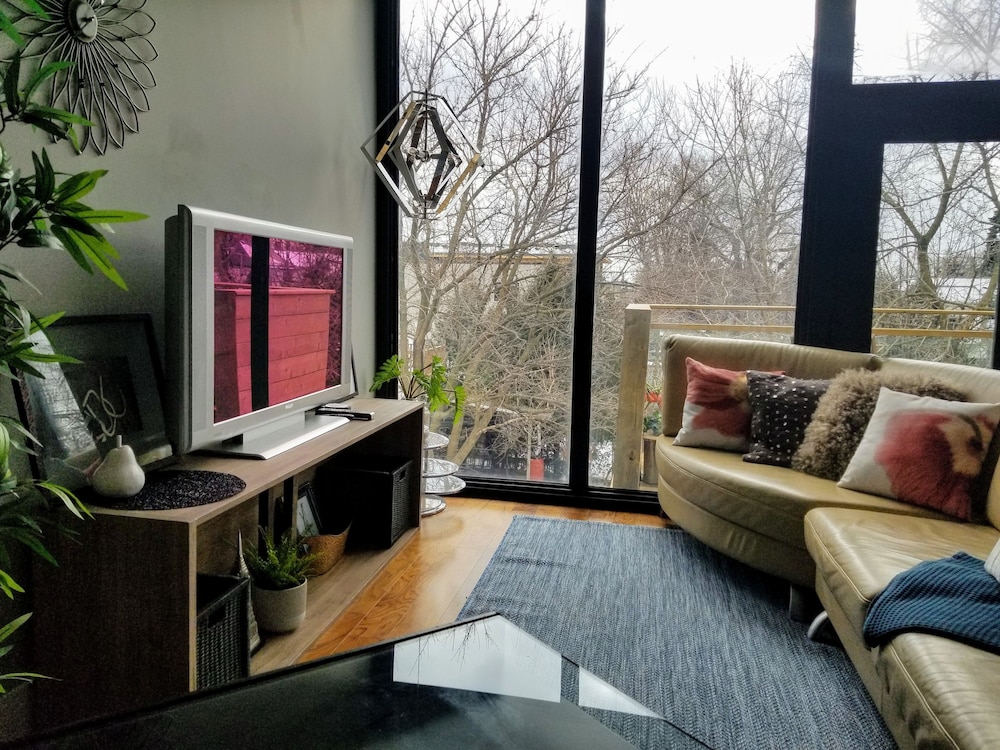 Luxury Central Toronto 2 bedroom suite view 2
