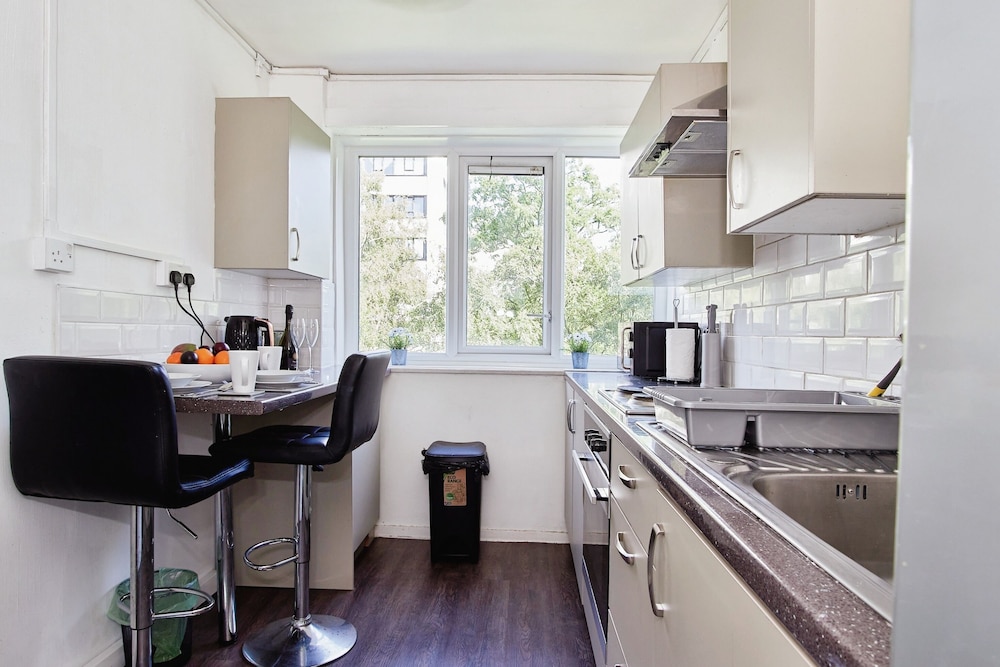 Charming City 1-bed Apartment in Birmingham view 5