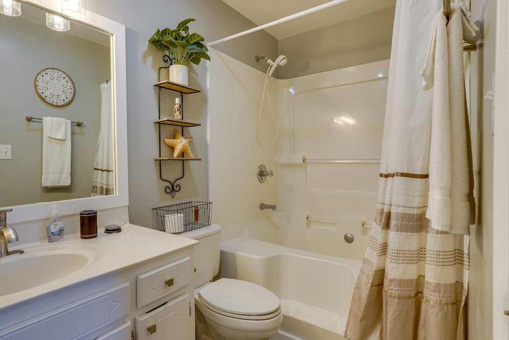 Walk to Beach: PCB Condo w/ Oceanfront Pool Access