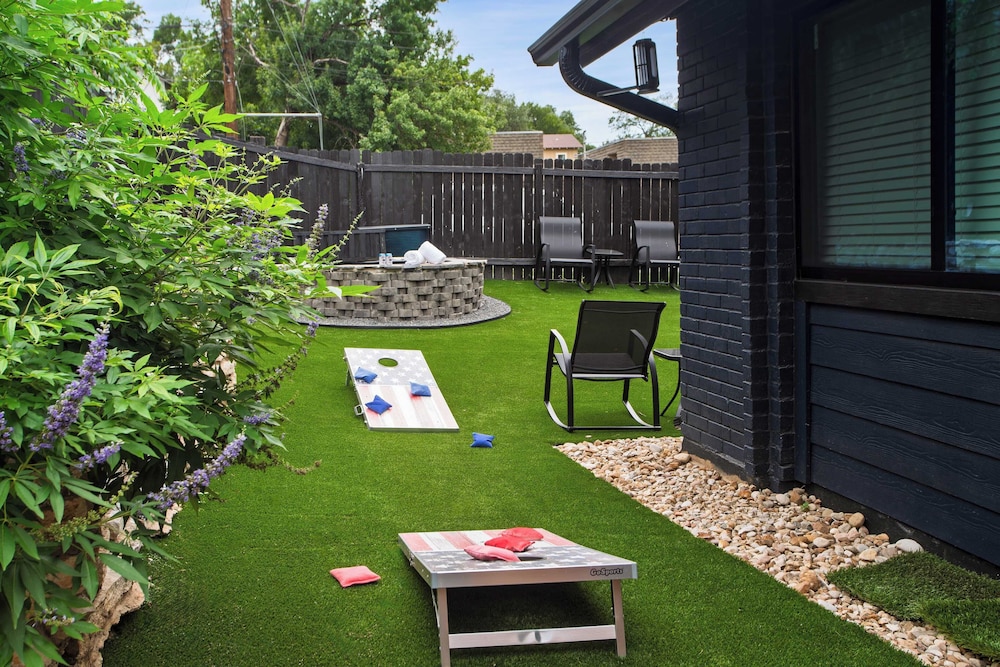 Austin Escape, Prime Location + Shared Yard Oasis Fairlawn Buyout by Avantstay