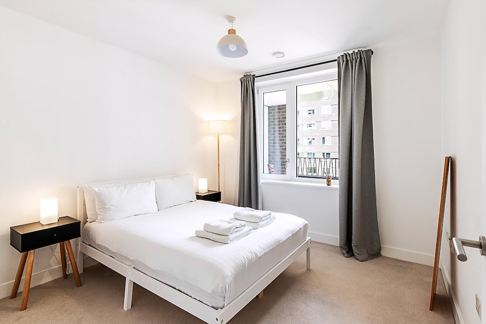 Modern 2-bed Flat With Terraces in Leyton