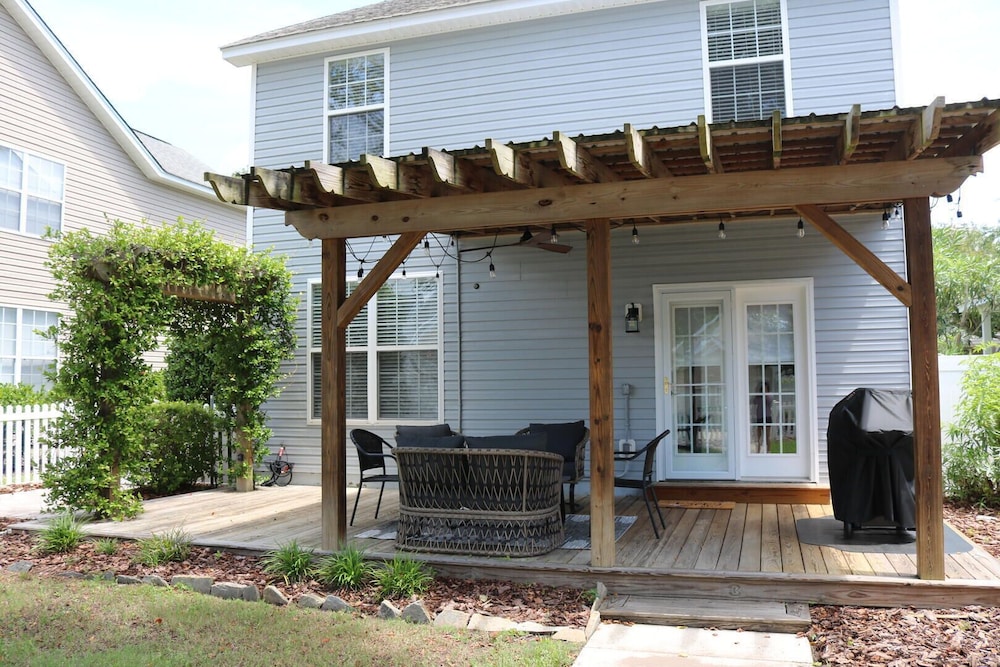 Lowcountry Lodge! In the Heart of Historic Old Town Bluffton SC