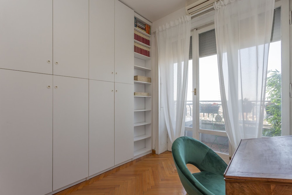 Skyline view Biancamano 1 bdr with balcony by Rentopolis