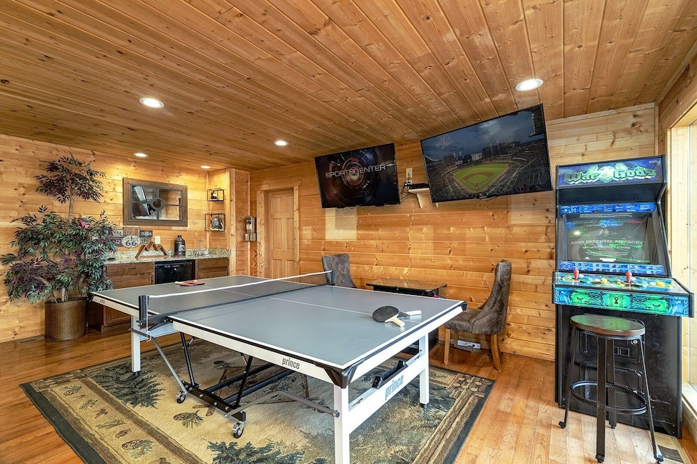 Appalachian Lodge - 4 Bedrooms, 4 Baths, Sleeps 14 Home by RedAwning