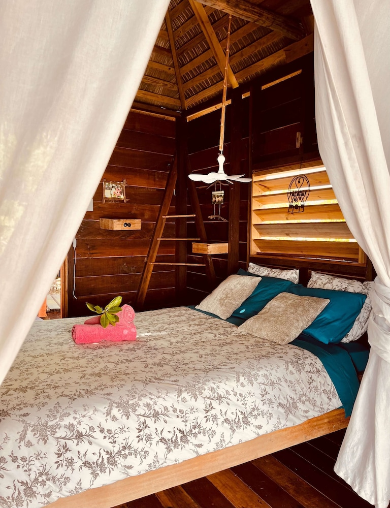 Urraca Monkey Island Eco Resort