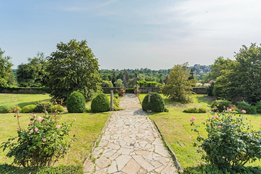 Luxury Apartments in Villa Cardinal Ciceri by Rent all Como