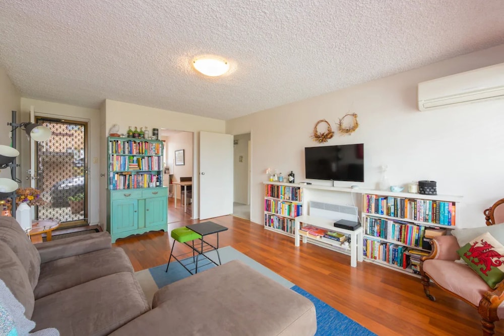 Well-appointed Sunny 2 Bedroom Apartment in Northcote With Parking