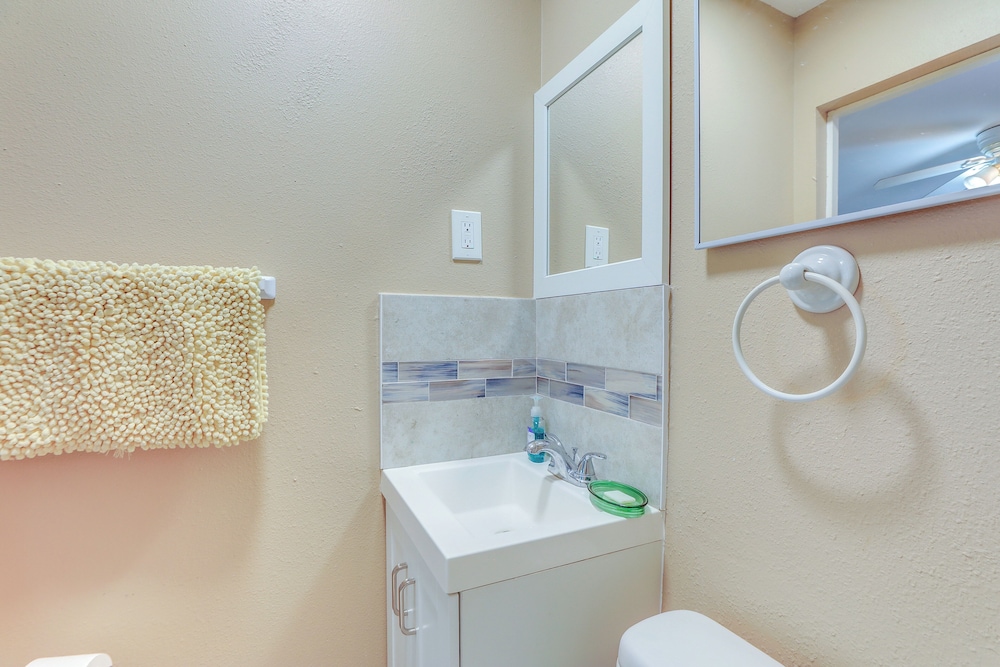 Walkable Studio in Pinellas Park w/ Desk & Patio