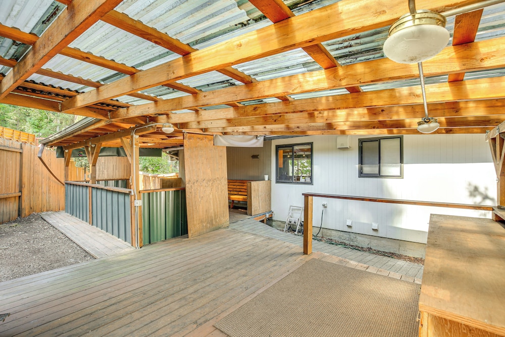 3 Mi to U of O Pet-friendly Home w/ Covered Deck!