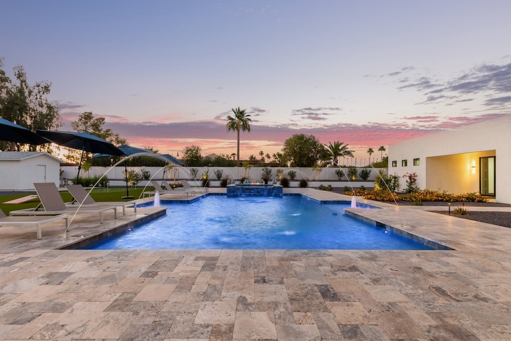 Luxe - Modern Mansion - Private Resort