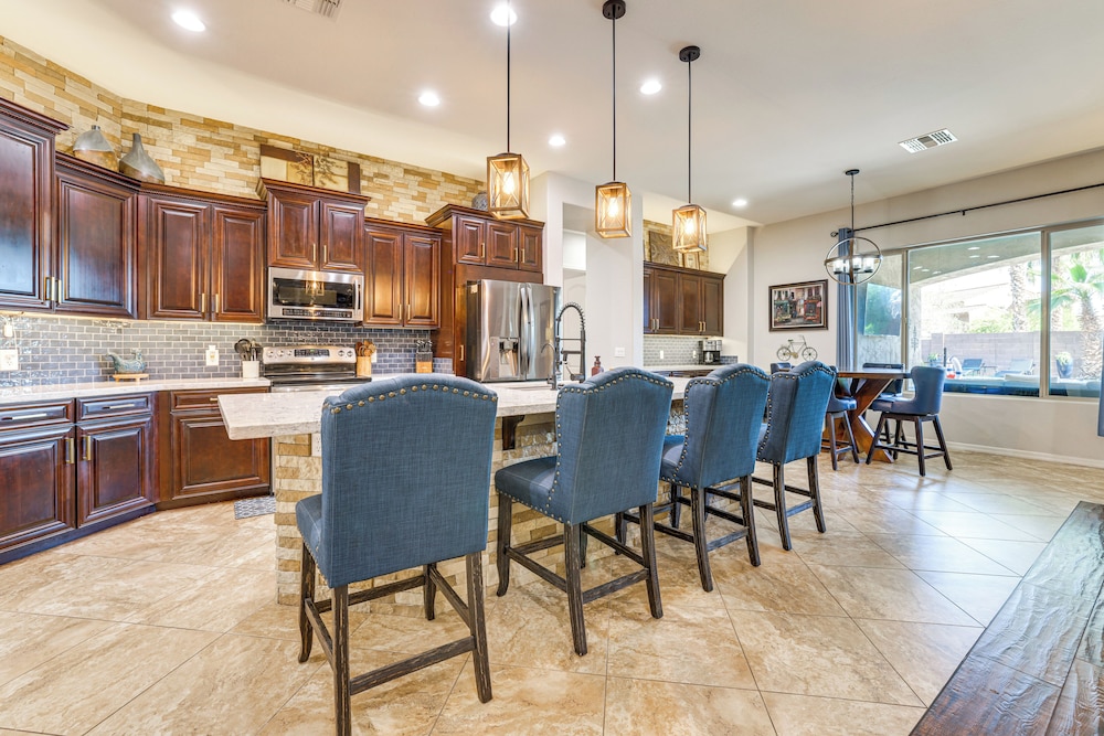Swim-up Bar & Putting Green: Goodyear Getaway!