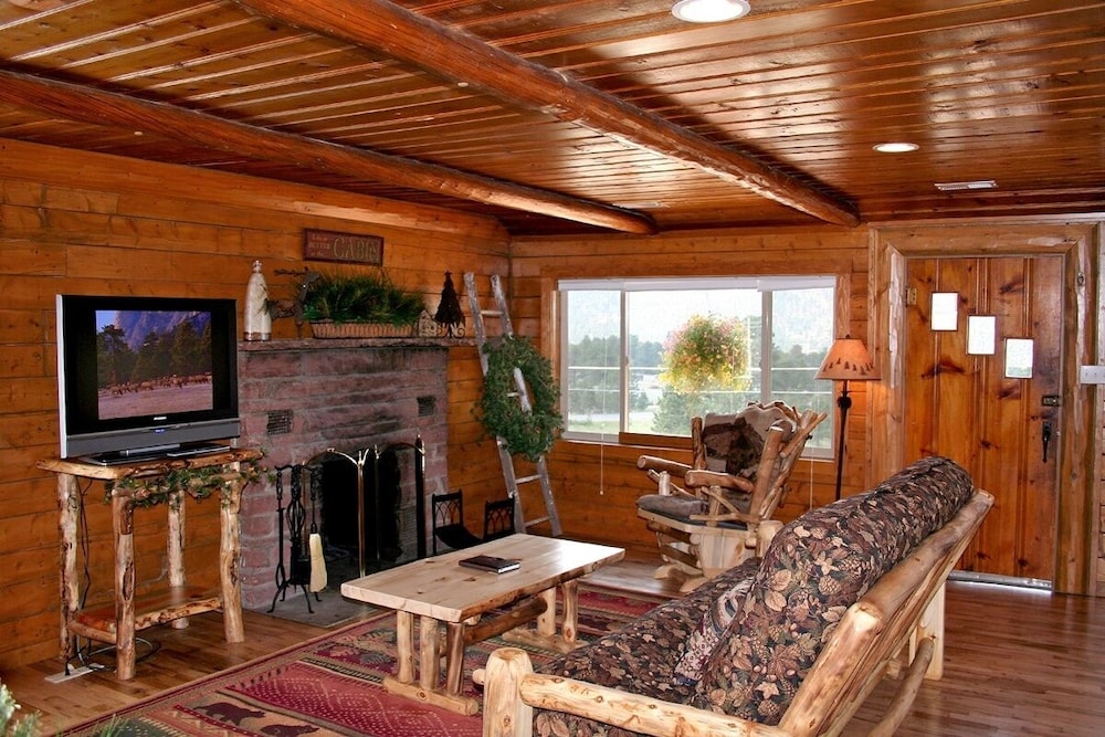 Rocky Mountain Retreat 2 Three Bedroom Cabin with Beautiful Views and Personal Hot Tub. 3 Cabin view 2