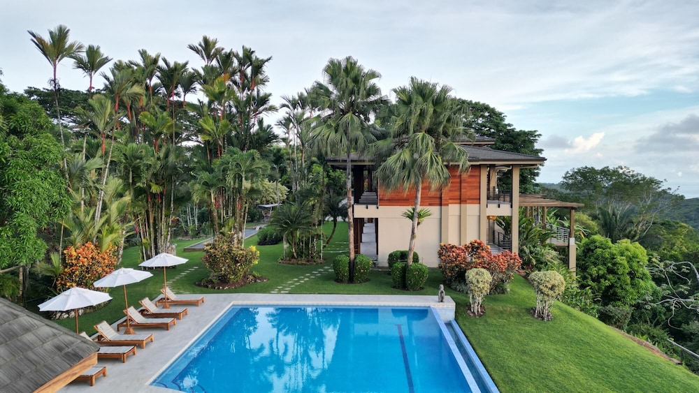 Lamangata - Luxury Surf Resort