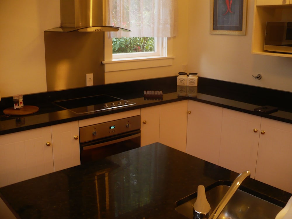 Christchurch City & Country Cottages - Brockworth Cottage