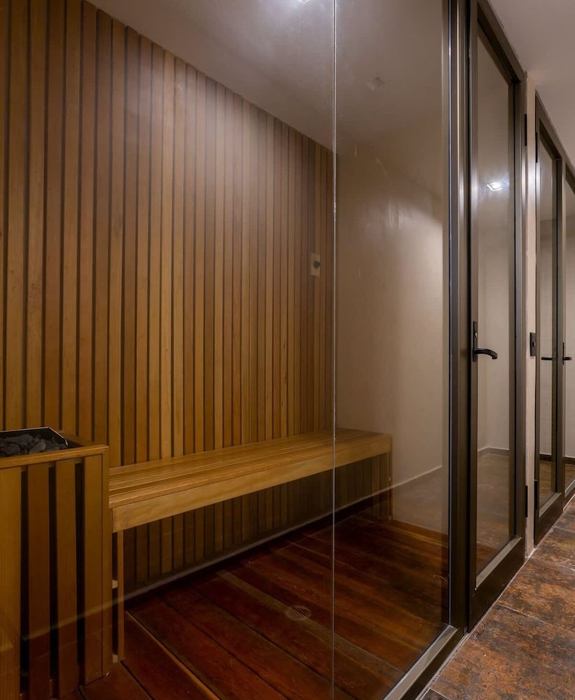 1 Br. W/park Views in Condo W/gym + Sauna + Steam