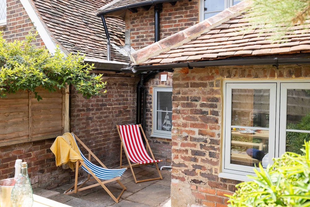 Cosy Character Cottage by the Sea