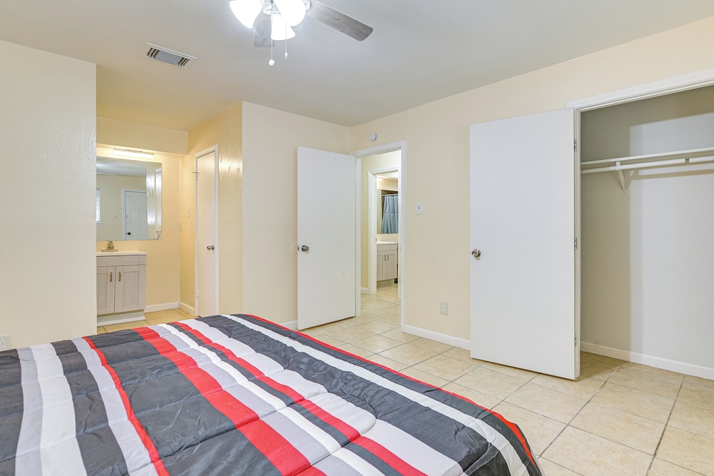 2 Mi to Chinatown: Pet-friendly Houston Home