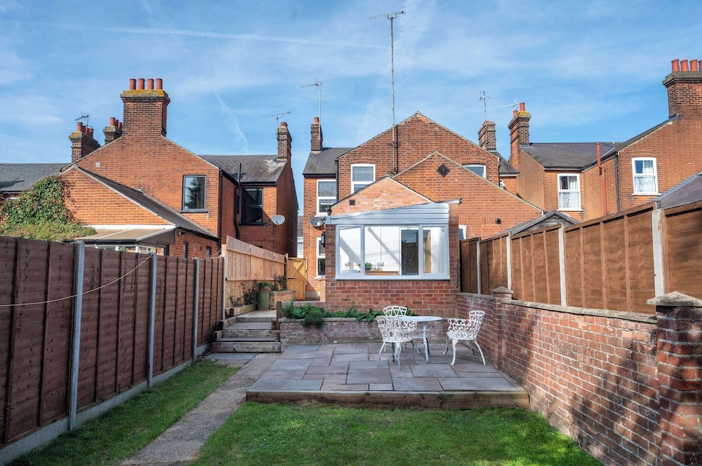 Host Stay Sherrington Road Abode