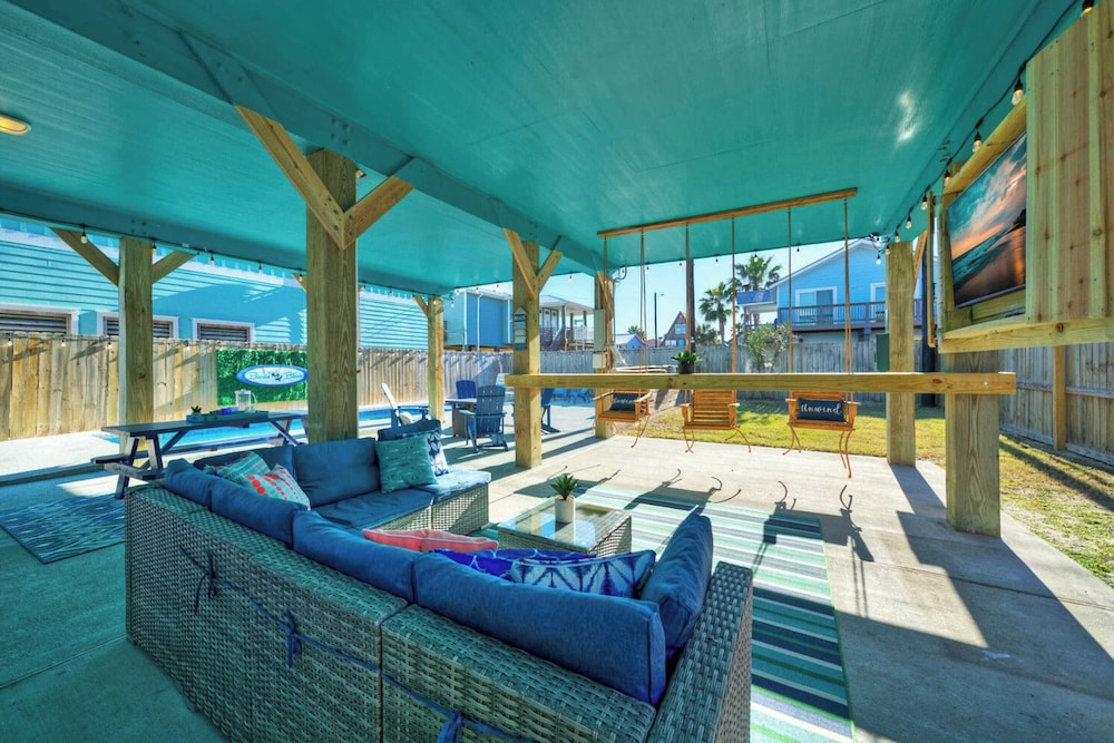 Sleeps 21, 2 Homes 2 Private Pools, Fire Pit, Swing Bar Walk to the Beach